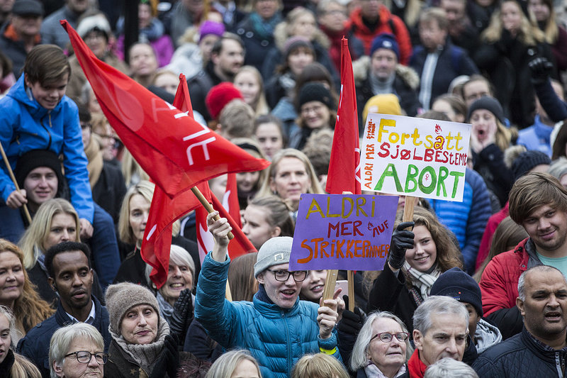 Demonstranter samlades utanför Stortinget i Oslo efter lagförändringen. Demonstranter samlades utanför Stortinget i Oslo efter lagförändringen.